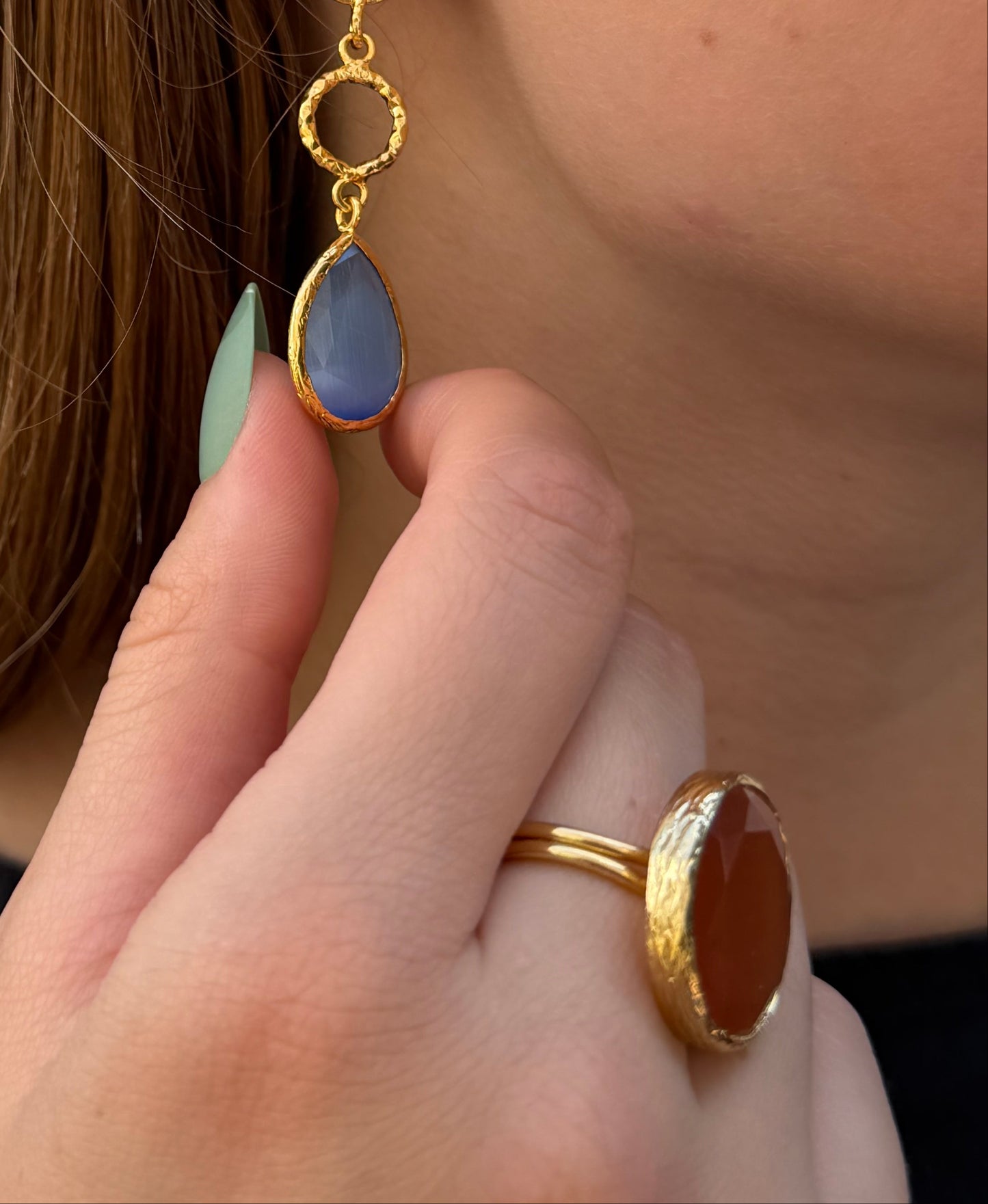 Cats Eye in peach color, hammered leaf post connects with a circrle in the middle