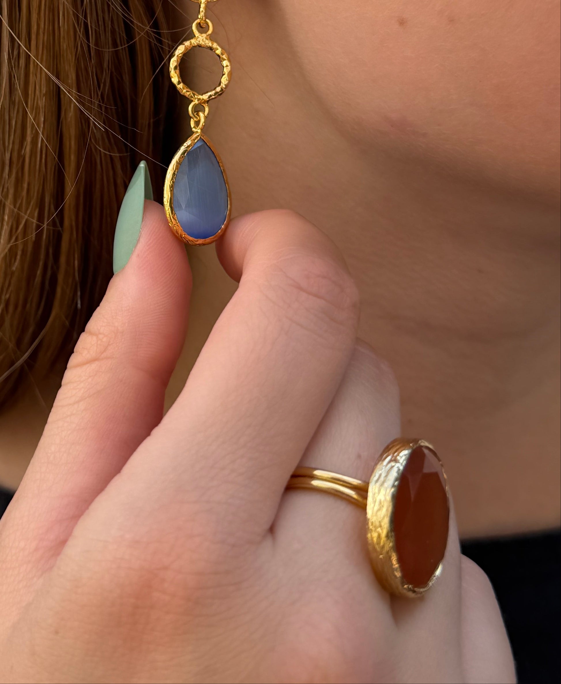 Cats Eye in peach color, hammered leaf post connects with a circrle in the middle