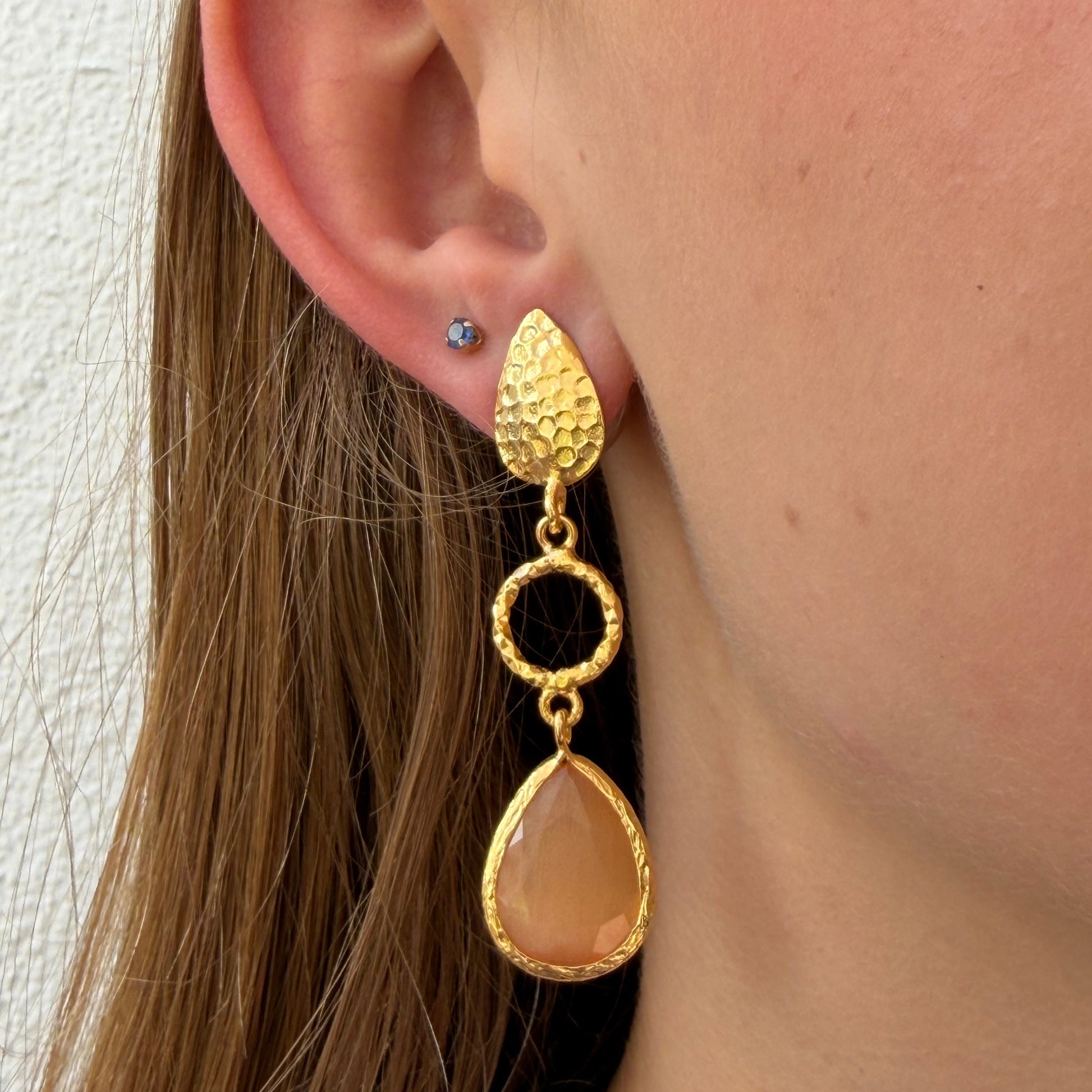 Cats Eye in peach color, hammered leaf post connects with a circrle in the middle
